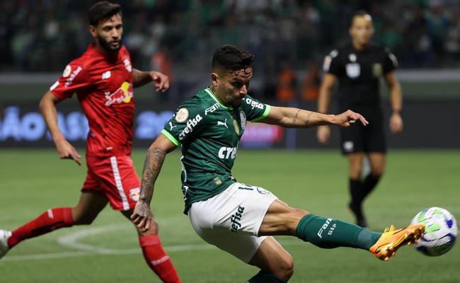 Artur em ação pelo Palmeiras contra o Red Bull Bragantino