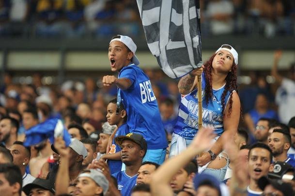 Depois do gol do Palmeiras, o jogo ficou tenso e com ataques alternados