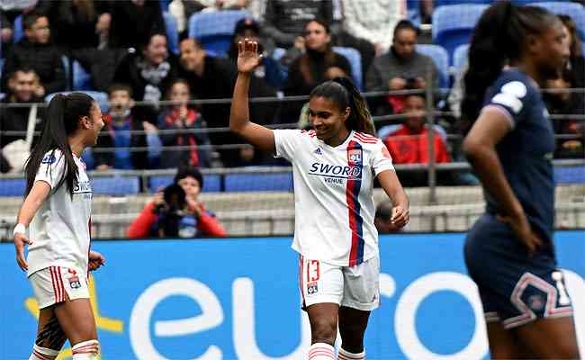 Meio-campista Catarina Macario comemora gol contra o PSG: Lyon vira e sai na frente