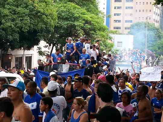 Passagem dos jogadores do Cruzeiro, tricampees brasileiros, pela regio da Savassi. Desfile no carro aberto do Corpo de Bombeiros atravessou toda a cidade rumo ao Barro Preto, onde est a sede do clube