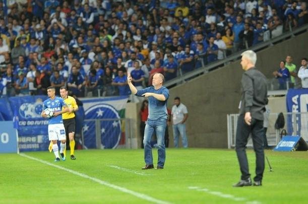 Lances do primeiro tempo da partida entre Cruzeiro e Atltico-PR, no Mineiro, pelas oitavas de final da Copa do Brasil