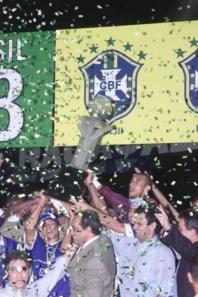 Em junho de 2003, o Cruzeiro deu o segundo passo para alcan�ar a in�dita Tr�plice Coroa. No dia 11 daquele m�s, no Mineir�o, o time dirigido por Vanderlei Luxemburgo conquistou a Copa do Brasil ao derrotar o Flamengo por 3 a 1. Os gols foram de Deivid, Aristiz�bal e Luis�o. Alex n�o marcou, mas voltou a dar show em campo, assim como j� havia feito no empate por 1 a 1 no duelo de ida, no Maracan�, quando fez gol de letra. Aquele foi o quarto t�tulo celeste no torneio de mata-matas e deu ainda mais confian�a ao elenco para tamb�m faturar o Brasileir�o no segundo semestre de 2003.