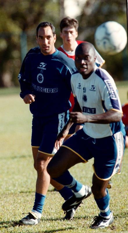 Fotos da passagem do jogador Rincn pelo Cruzeiro, em 2001.  Ele faleceu aos 55 anos nesta quarta-feira (13/4/2022), aps sofrer acidente automobilstico em Cali, na Colmbia, no dia 11.