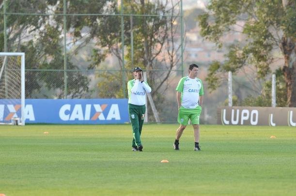 Depois de reunio com elenco e diretoria, Adilson Batista observou treino comandado por Drubscky no Amrica
