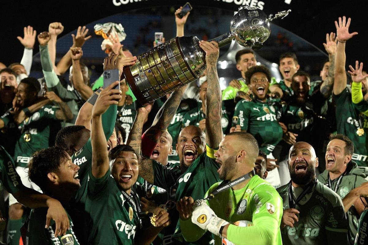 Fotos: festa dos jogadores do Palmeiras com a taa da Libertadores