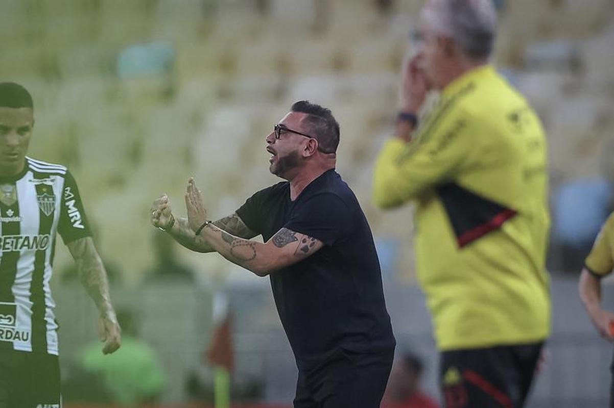 Galo, no entanto, acabou eliminado pelo Flamengo nas oitavas de final da Copa do Brasil, com m apresentao do time comandado por Antonio Mohamed, no Maracan