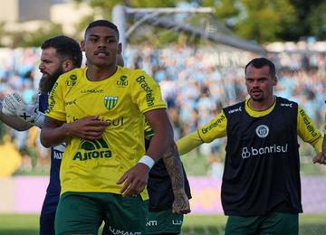 Craque do Grêmio balançou as redes, perdeu penalidade e viu Erick brilhar com dois gols e garantir a vitória do Ypiranga