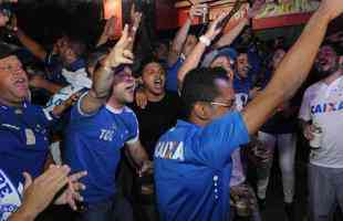 Torcedores do Cruzeiro iniciam viglia de 24 horas para aguardar final da Copa do Brasil, contra o Flamengo, no Mineiro. Esforo pelo sonho do pentacampeonato nacional.