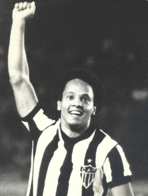 Reinaldo - 475 jogos -  considerado o maior dolo da histria do Atltico. Ele estreou pela equipe profissional com apenas 16 anos. Maior artilheiro do Galo em todos os tempos, com 255 gols, o ex-atacante aposentou-se precocemente, com apenas 31 anos