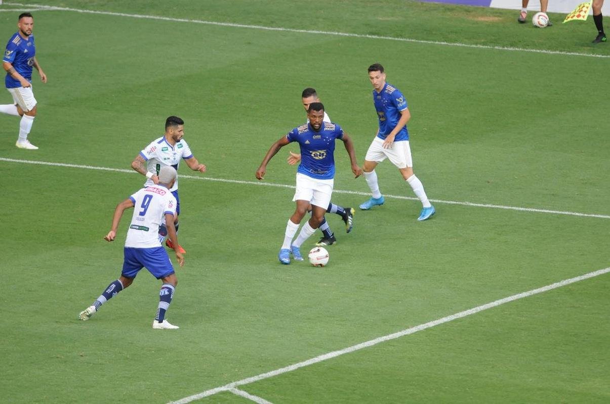Cruzeiro goleou URT por 3 a 0 no Independncia com gols de Thiago, Machado e Edu em sua estreia no Mineiro. Ronaldo, dono da SAF, assistiu  partida no Horto. Duelo marcou estreia do tcnico uruguaio Paulo Pezzolano