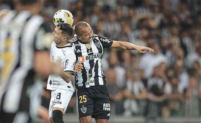 No turno, Corinthians venceu Atltico de virada no Mineiro