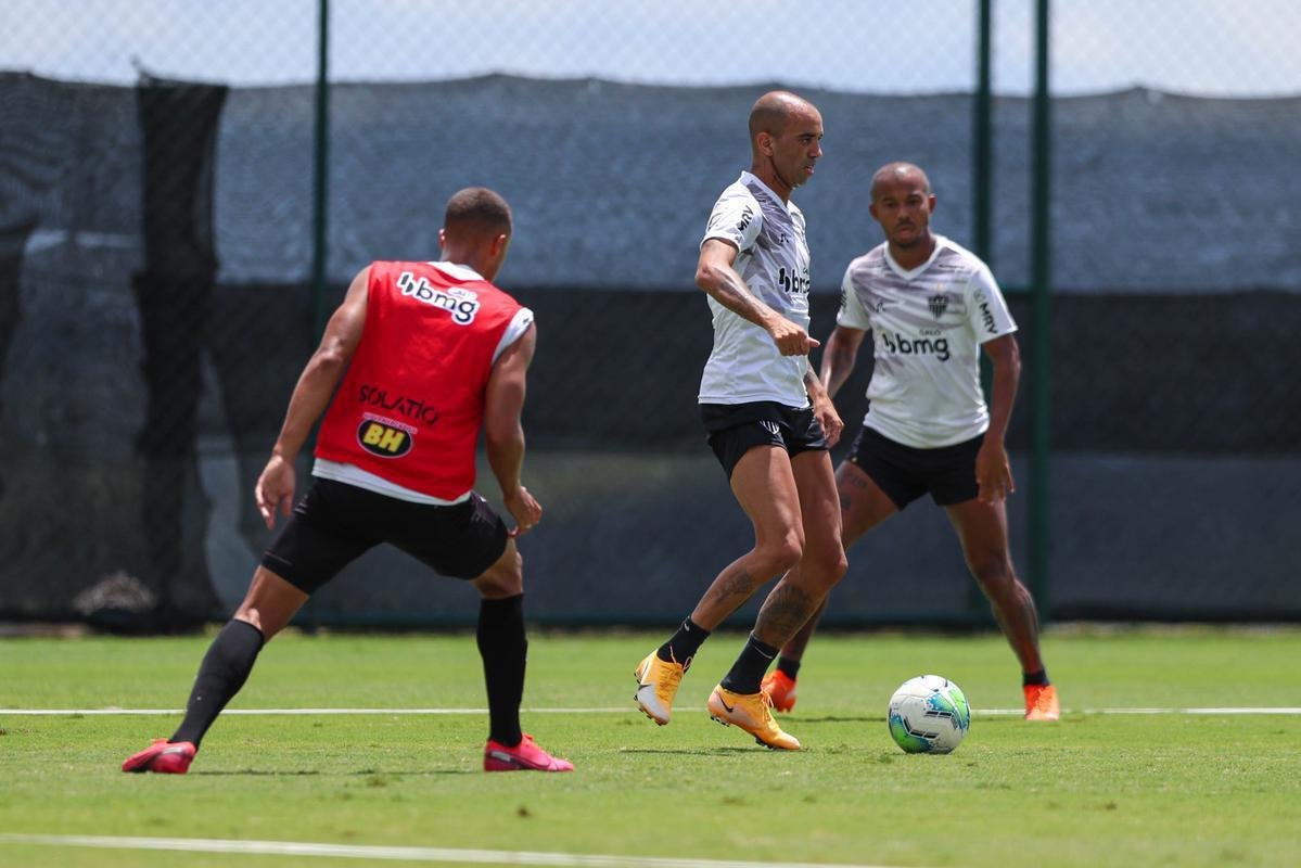 Diego Tardelli - Liberado pelo departamento médico do Atlético há um mês e meio, o ídolo alvinegro segue em busca de oportunidades após se recuperar de lesão no tornozelo direito, mas não tem sido nem relacionado. Com a ausência de Keno, pode ganhar espaço no banco de reservas. No entanto, há quem defenda que Tardelli deva ser titular do lado esquerdo, onde brilhou em vários momentos da carreira. É opção, mas dificilmente será escolhido por Sampaoli.