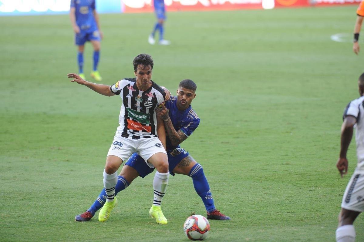 Fotos da vitria do Cruzeiro sobre o Athletic de So Joo del-Rei, por 1 a 0, no Mineiro, pela quarta rodada do Campeonato Mineiro de 2021. Marcelo Moreno, de pnalti, marcou o gol do triunfo celeste no Gigante da Pampulha