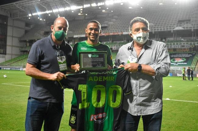 Amrica homenageou Ademir com placa e camisa alusivas  marca de 100 jogos pelo clube
