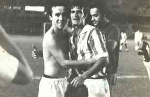 03/09/1968 - Os jogadores de futebol Tosto, do Cruzeiro, e Paulinho, do Villa Nova, trocam camisas aps jogo pelo Mineiro de 1968.