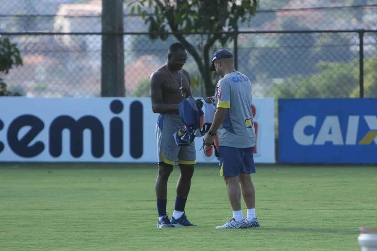 Atacante Sass trabalhou com elenco do Cruzeiro nesta tera-feira e foi apresentado como reforo