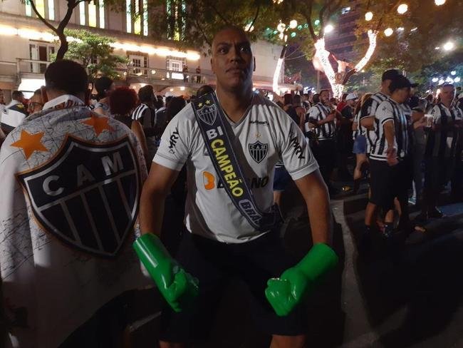 Craque do ttulo brasileiro, Hulk se tornou dolo da torcida do Atltico e iniciou uma verdadeira 'Hulkmania' em BH. Camisas, mscaras, bonecos e luvas do heri podem ser vistos em todos os cantos da capital 
