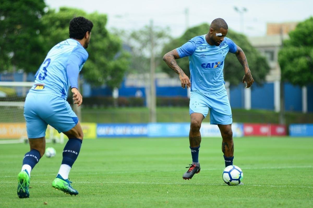 Imagens do treino do Cruzeiro nesta sexta-feira (12/10), antes do jogo contra o Vasco, pelo Brasileiro