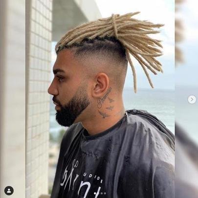 Gabigol mudou visual após as conquistas da Copa Libertadores e do Brasileiro. Atacante do Flamengo colocou dreads loiros. Novo look foi assinado pelo hairstylist Marcos Barone, de São Paulo