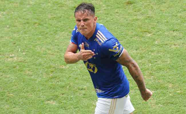 Edu marcou o gol de empate do Cruzeiro diante do Villa Nova
