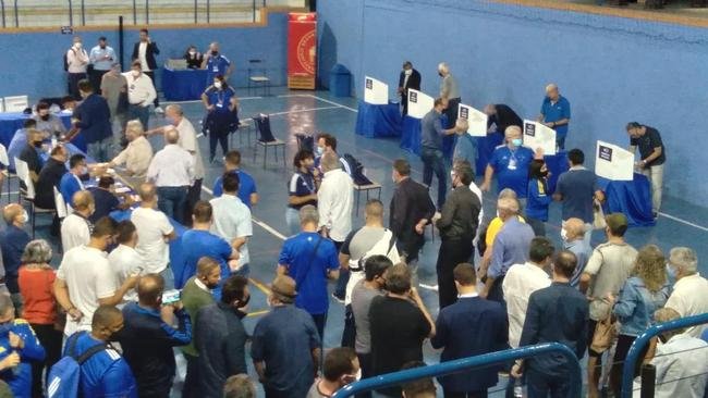 Conselheiros e associados do Cruzeiro durante votao de mudana do Estatuto do clube. Assembleia geral autorizou venda de at 90% das aes da SAF para investidores. Houve festa dos cruzeirenses no Parque Esportivo do Barro Preto, em BH, devido  possibilidade de chegada de recursos para tornar o futebol mais competitivo a partir de 2022.