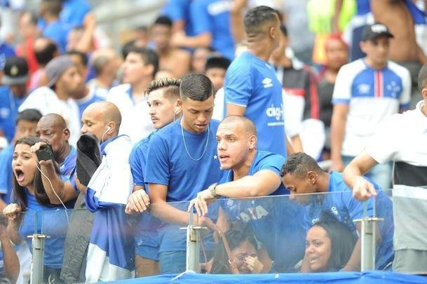 Choro dos torcedores do Cruzeiro com a queda  segunda diviso