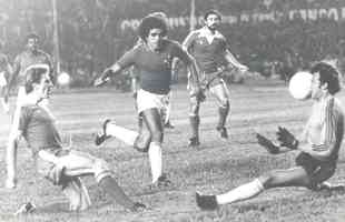 1976 - Mundial de Clubes - Cruzeiro foi vice-campeo ao ser derrotado pelo Bayern de Munique na deciso. Imagem da partida diante dos alemes, no Mineiro, no segundo jogo da final.