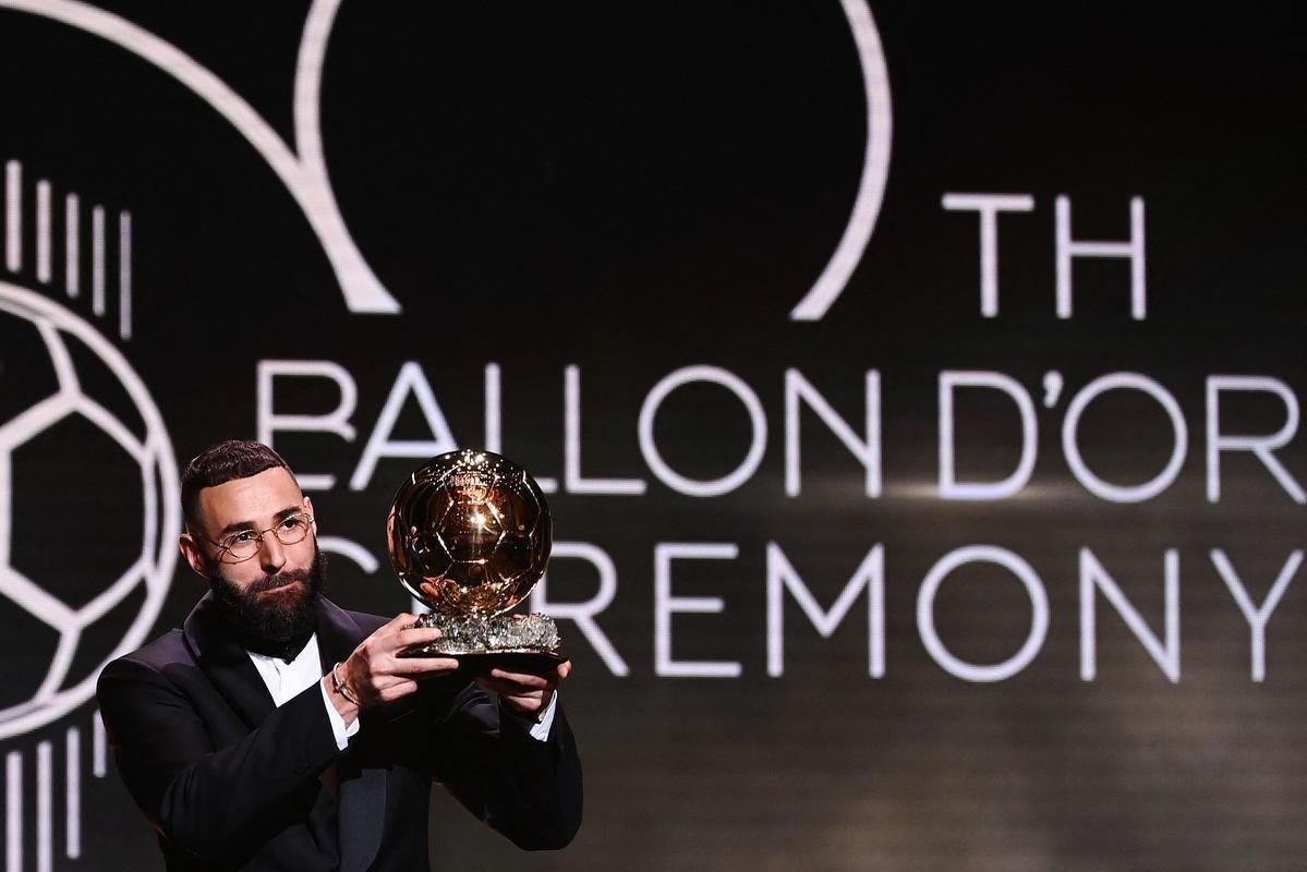 Karim Benzema recebe prmio Bola de Ouro, da Revista France Football, como melhor do mundo na temporada 2021/22. 