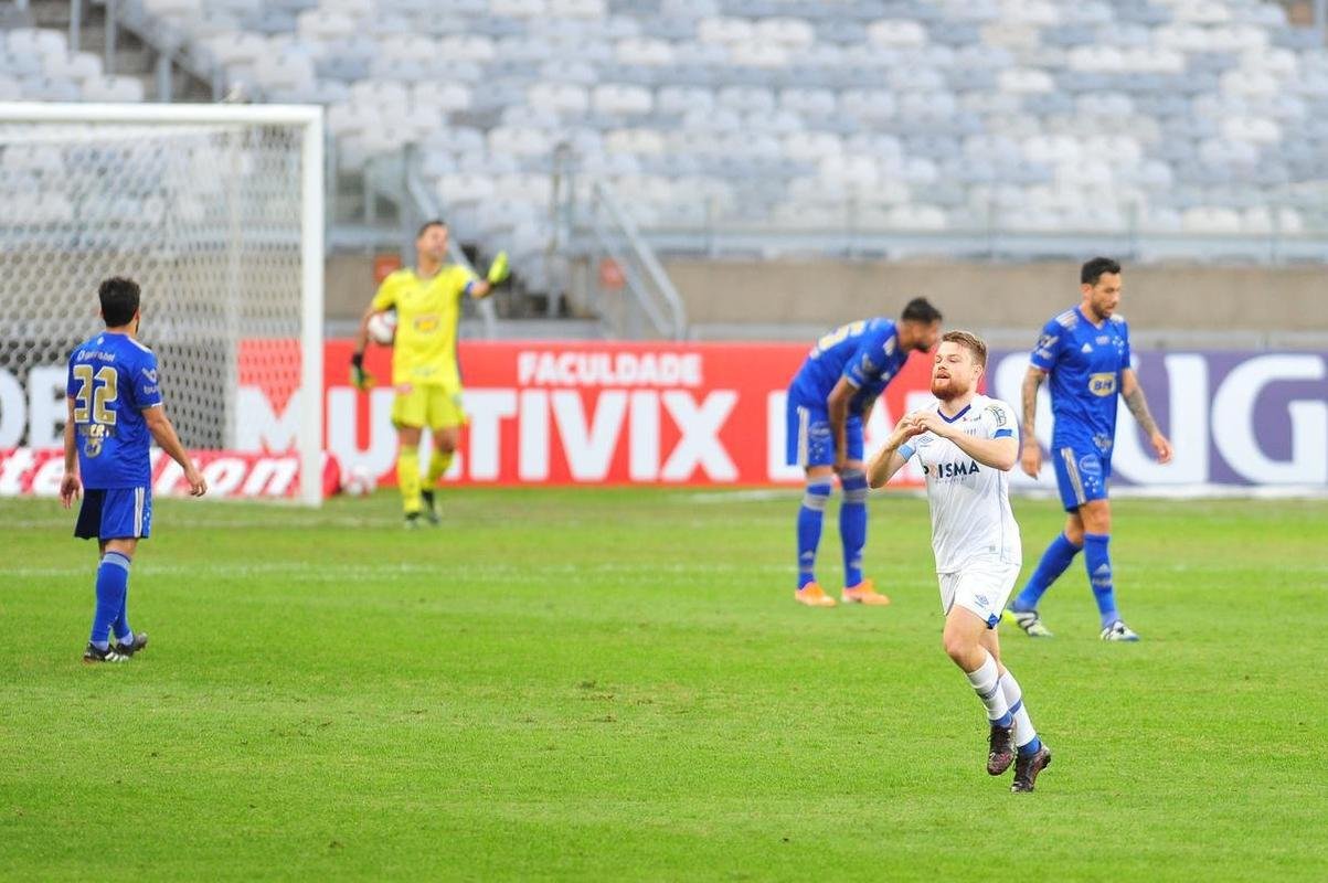 Com gols de Marcos Serrato e Renato (2), o Ava venceu o Cruzeiro por 3 a 0, neste sbado, no Mineiro, pela 12 rodada da Srie B
