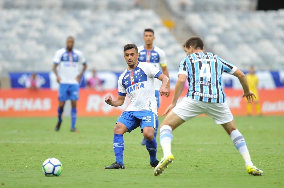 Cruzeiro estreou novo uniforme neste sbado, contra o Grmio