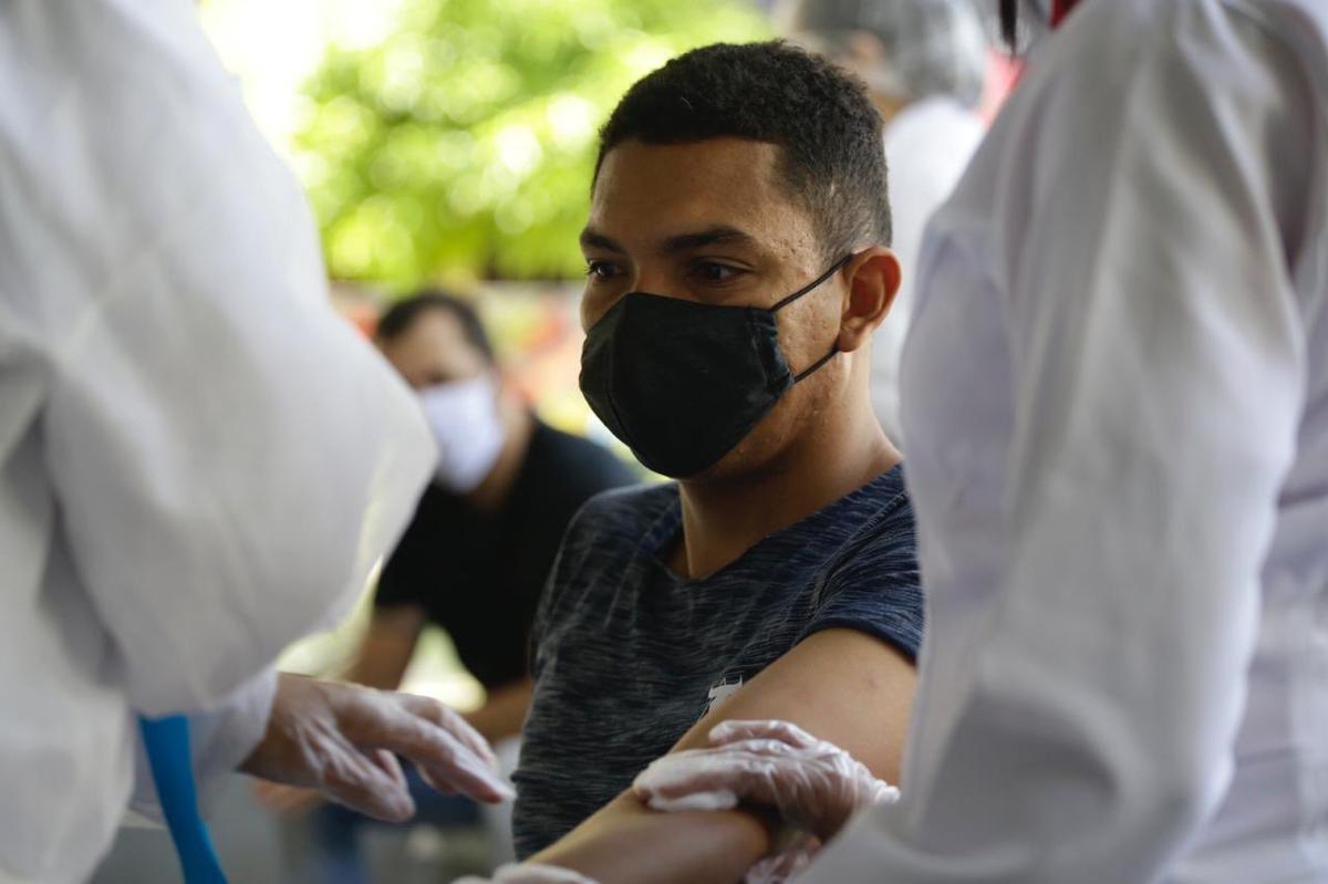 Iniciando o processo de retorno às atividades, o Sport realiza na manhã desta quinta-feira, na Ilha do Retiro. a testagem em todo o corpo de profissionais que terão acesso ao CT. Serão 93 exames da Covid-19 para jogadores, comissão técnica, funcionários e staff.