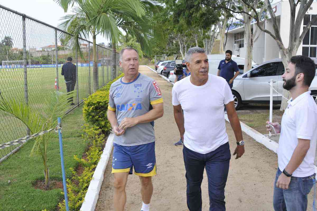Ex-volante de Cruzeiro e Atltico e hoje treinador, Cerezo passar duas semanas na Toca da Raposa II para acompanhar o trabalho de Mano Menezes
