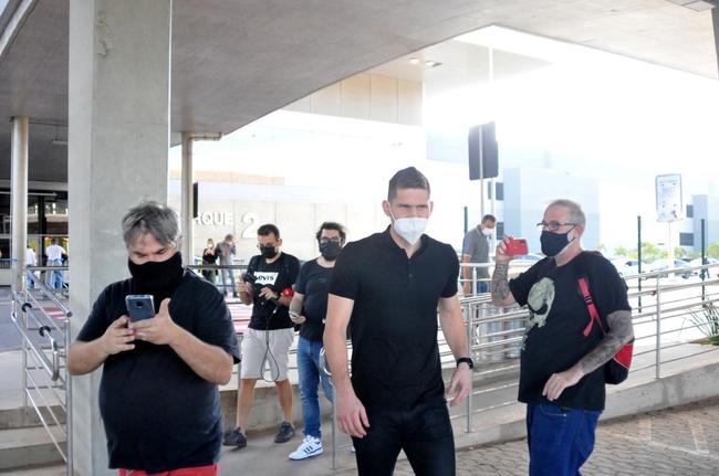Imagens da chegada do goleiro Rafael Cabral a Belo Horizonte para acertar com o Cruzeiro