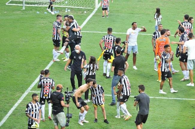 Aps a vitria do Atltico sobre o Fluminense, por 2 a 1, no Mineiro, os jogadores, o tcnico Cuca, a comisso tcnica, o gerente e ex-goleiro Victor e torcedores fizeram muita festa com a proximidade do ttulo brasileiro