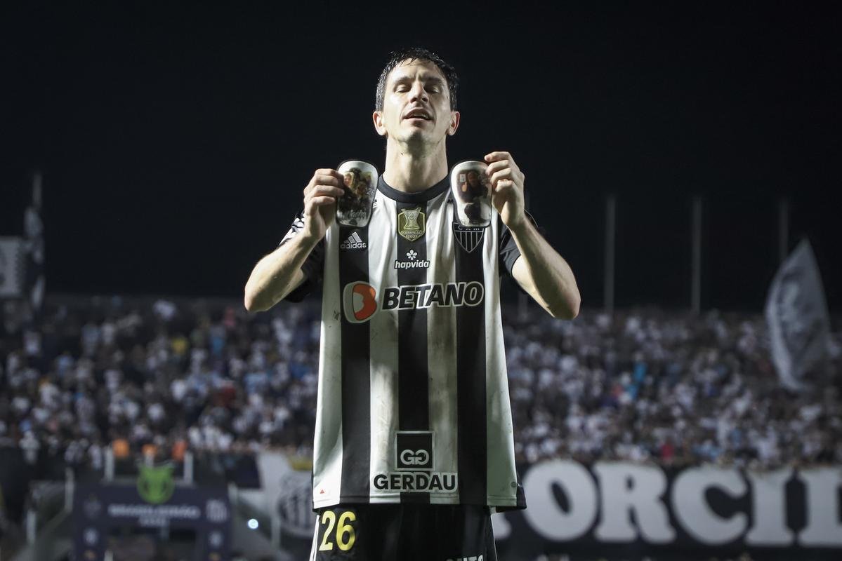 Fotos do jogo entre Santos e Atltico na Vila Belmiro, em Santos, pela 30 rodada do Campeonato Brasileiro