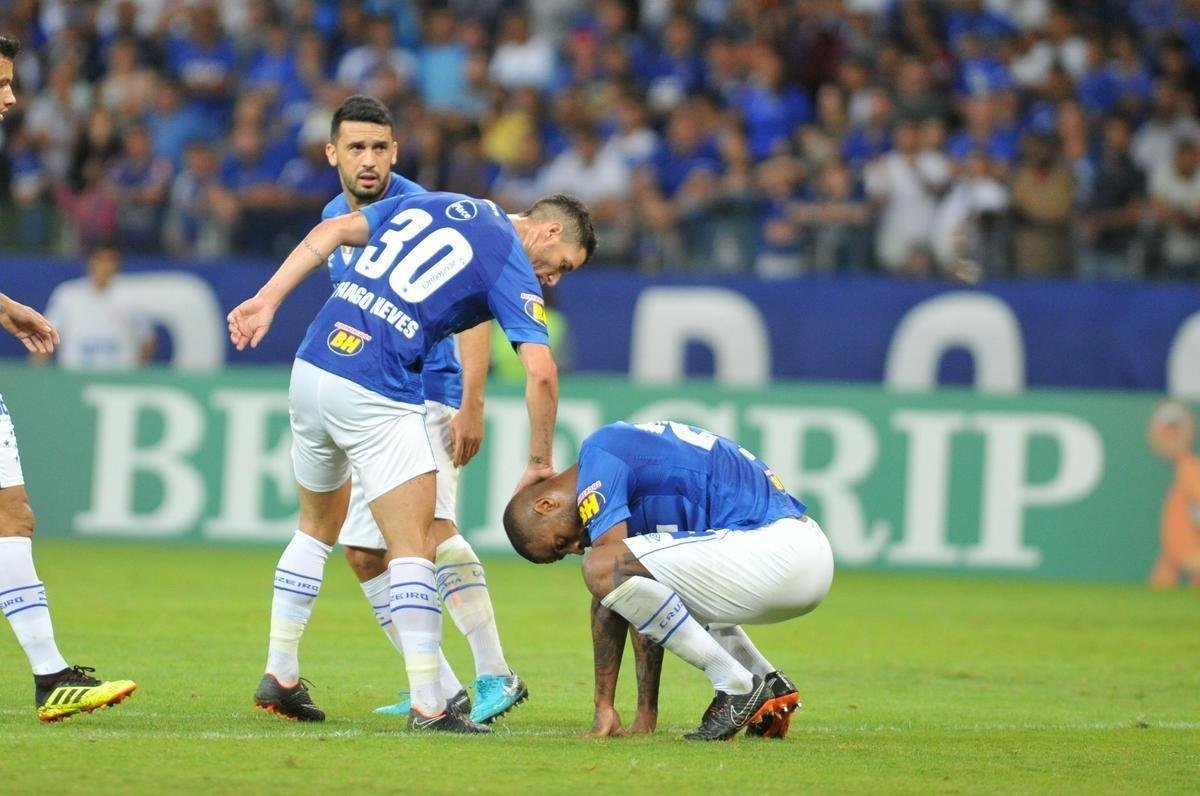 Ded pisou literalmente na bola no lance do gol do Amrica e lamentou muito. Companheiros lhe deram fora