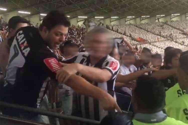 10/11/2019 - Aps um 0 a 0 sem graa no clssico contra o Cruzeiro no Mineiro, um torcedor do Atltico protagonizou uma cena lamentvel. Adrierre Siqueira da Silva se dirigiu ao segurana Fbio Coutinho com menosprezo e disse: 'Olha a sua cor'. O caso de racismo ganhou repercusso nacional e rendeu investigao da Polcia Civil.
