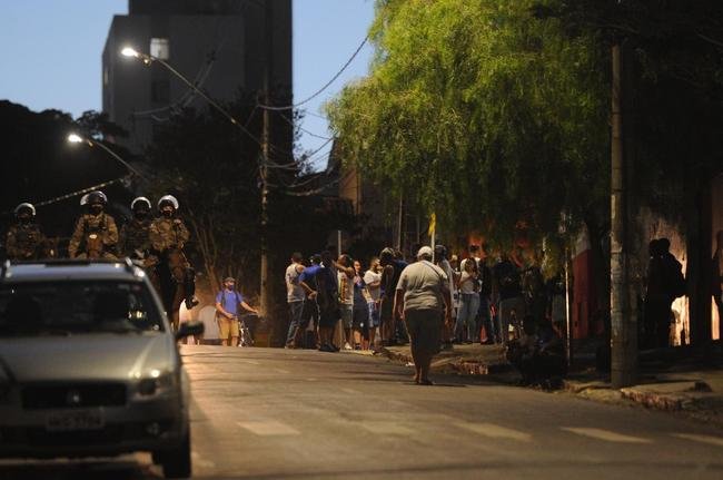 Torcida do Cruzeiro mira Srgio, Deivid e conselheiros em protesto no Horto, antes do jogo diante do Operrio-PR, pela Srie B
