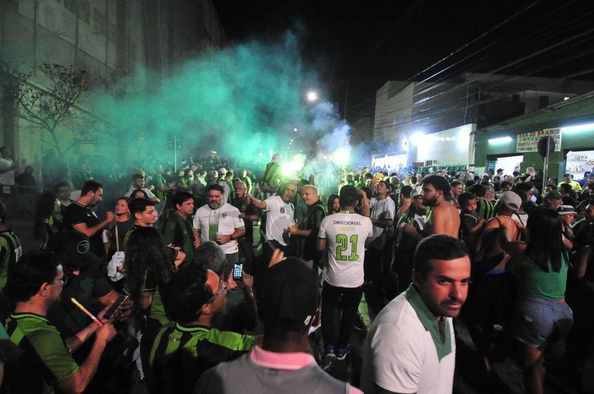 Fotos da torcida do Amrica nos arredores do Independncia, em Belo Horizonte, antes da bola rolar para o jogo contra o So Paulo, nesta quinta-feira (18). Partida valida pela volta das quartas de final da Copa do Brasil. 
