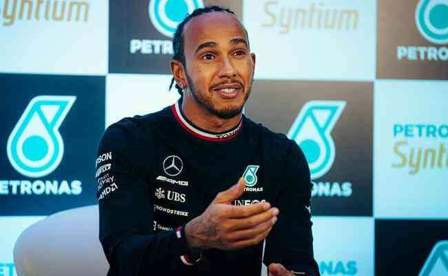 Lewis Hamilton durante entrevista coletiva no Brasil
