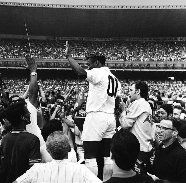 Pel em duelo contra o Atltico em 23 de novembro de 1969. Antes da partida, o craque foi coroado no Mineiro pelo garoto Paulinho.