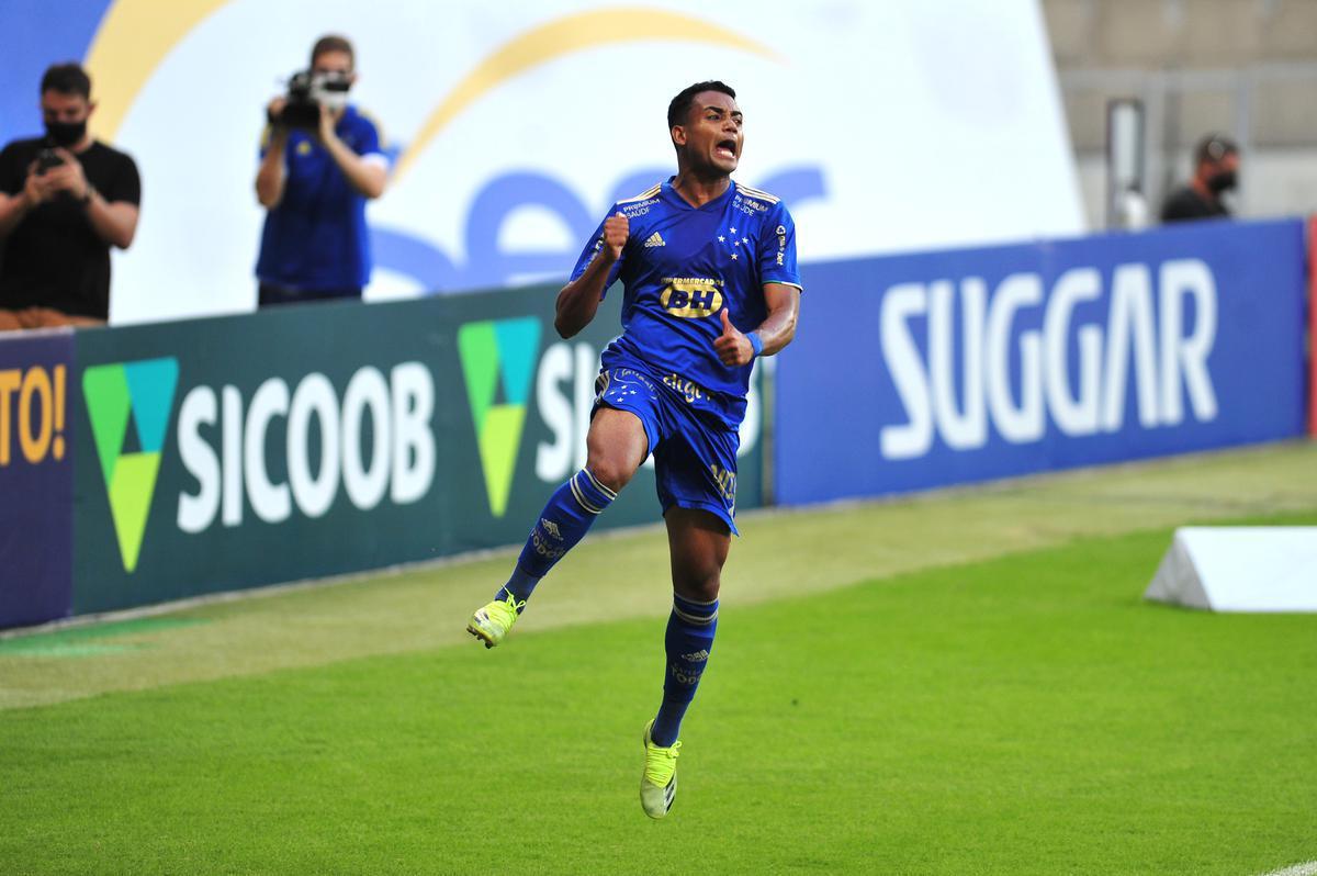 Airton marcou o gol do Cruzeiro no clssico contra o Atltico, depois de grande jogada pela esquerda