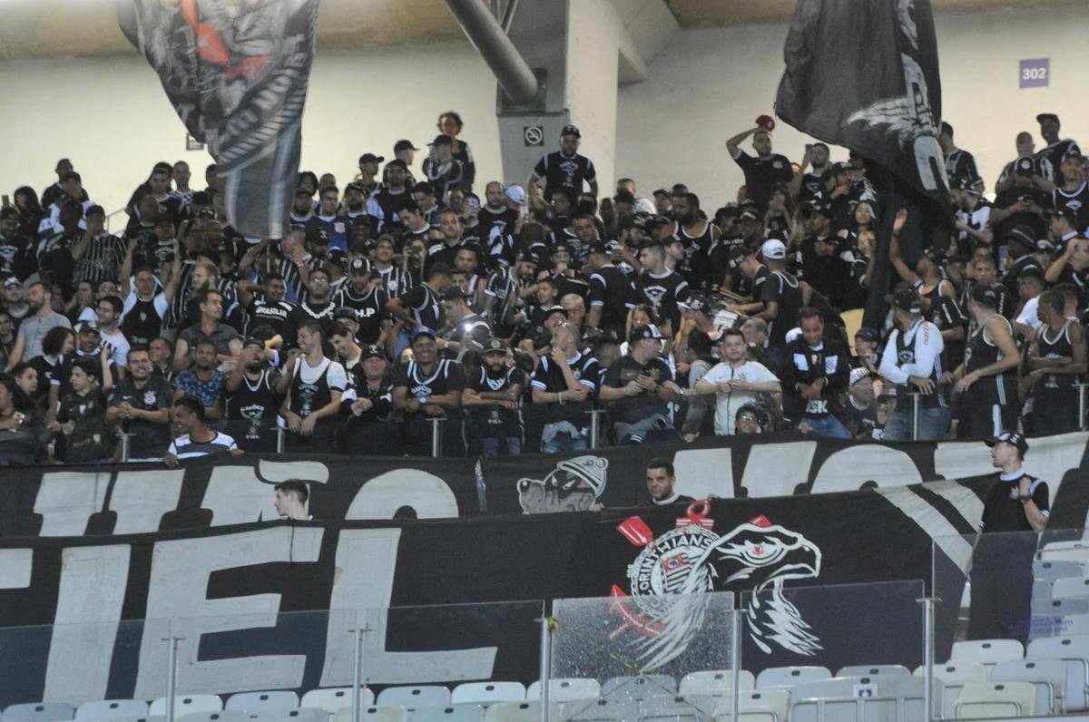 Imagens das torcidas de Cruzeiro e Corinthians no Mineiro