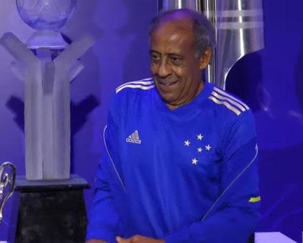 Cruzeiro lançou oficialmente sua nova camisa do ano do centenário nesta quinta-feira com a presença do ídolo histórico Dirceu Lopes e apresentação de Gustavo Nolasco, colunista do Superesportes e do Estado de Minas