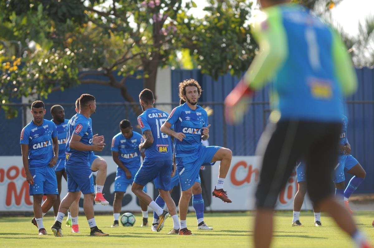 Jogadores do Cruzeiro se reapresentaram nesta sexta-feira, na Toca da Raposa II, aps a conquista do pentacampeonato da Copa do Brasil. Mano j disse que Robinho e Raniel esto vetados para enfrentar o Corinthians no domingo, s 16h, no Mineiro, pelo Brasileiro. Os provveis substitutos sero Rafinha e Rafael Sobis.