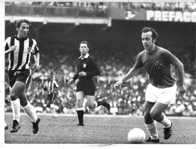 1971 - Tosto, do Cruzeiro, em lance do clssico contra o Atltico, no Mineiro, em 1971