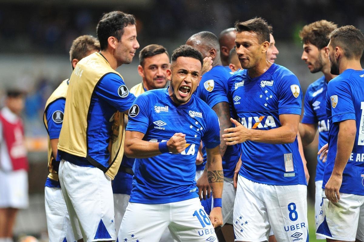 Fotos do gol de Rafinha, o segundo do Cruzeiro sobre La U, no Mineiro