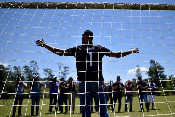Goleiro Bruno foi apresentado neste sbado pelo Poos de Caldas