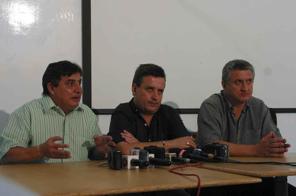 O vice-presidente do Cruzeiro, Zez Perrella, o presidente do Cruzeiro, Alvimar de Oliveira Costa (c), e o diretor de futebol Maluf anunciam a sada do tecnico de futebol, Vanderlei Luxemburgo, durante coletiva em Belo Horizonte