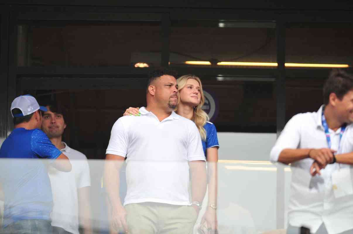 Ronaldo e sua esposa, Celina Locks, acompanham o clássico entre Cruzeiro e Atlético pela final do Campeonato Mineiro